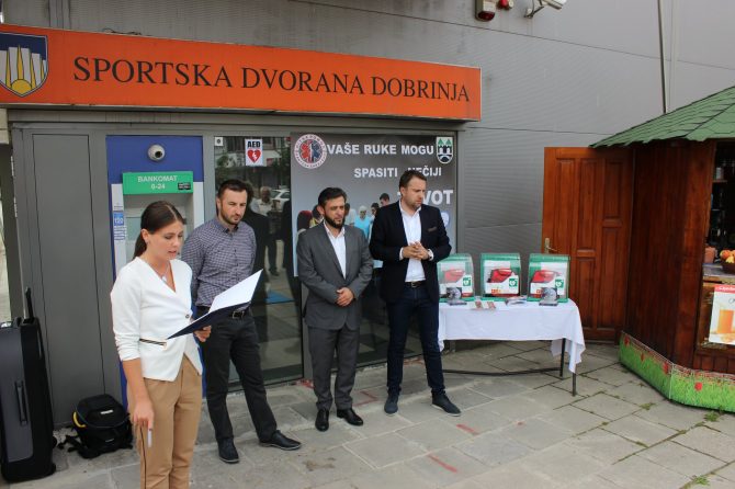 Novi automatski defibrilator ili aparat za oživljavanje postavljen je danas u Sportskoj Dvorani Dobrinja u Sarajevu